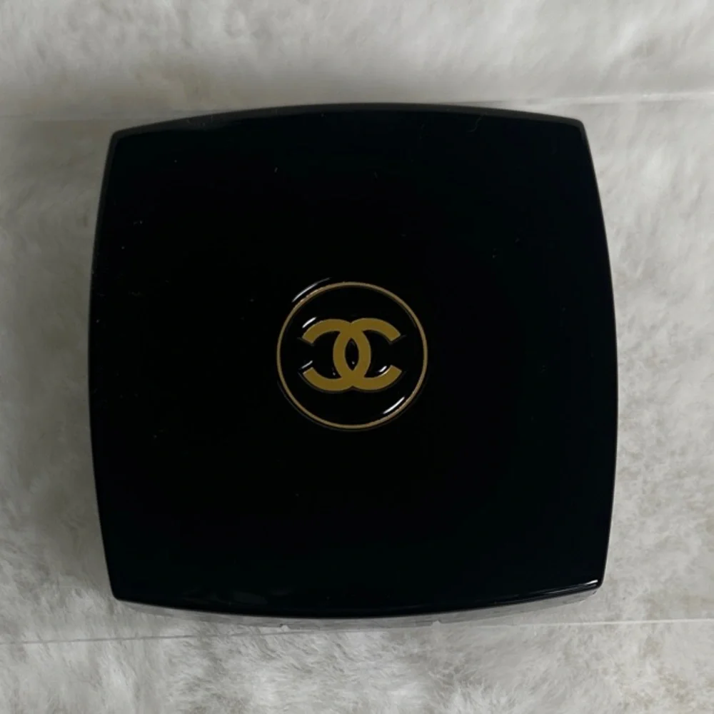 CHANEL Les 4 Ombres “Limited Edition” Eyeshadow Pallet - Picture 5 of 9